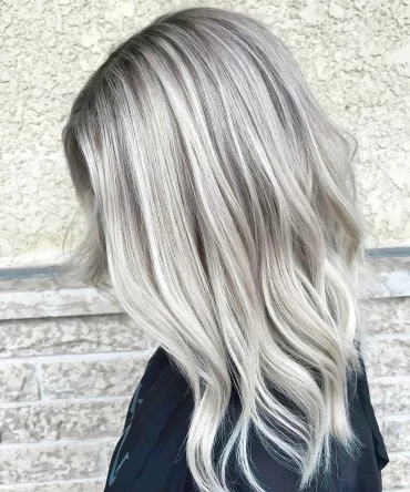 straehnchen blonde haare graublonde haarfarbe schulterlanger stufenschnitt bobandpage