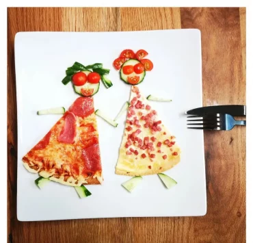 stücke pizza mit gesichtern für kinderparty