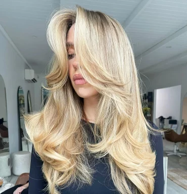 stufenschnitt lange haare blonde maehne frisur mit stufen 2024 haartrends damen danae.hair