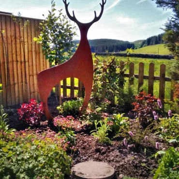 tierskulptur im blumenbeet rustikal gardenartandsculpture