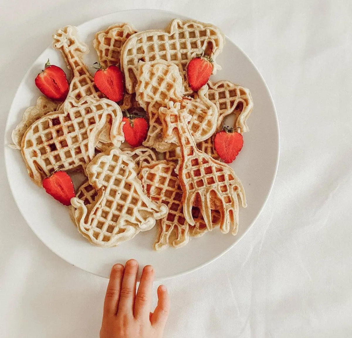 waffeln tierformen kinder frühstück mit erdbeeren