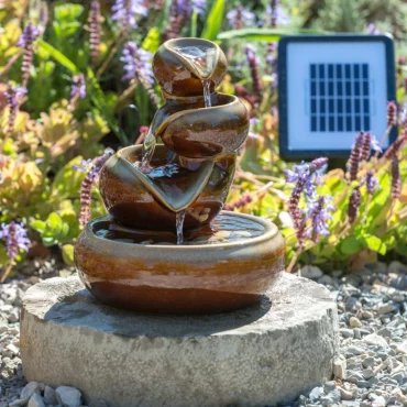 wasserspieler aus keramik im garten im sommer 2024