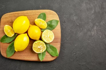 zitrone gegen unkraut geschnittene zitronenfruechte natuerliches herbizid selber machen