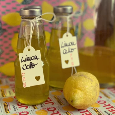 zwei flaschen mit hausgemachtem limoncello