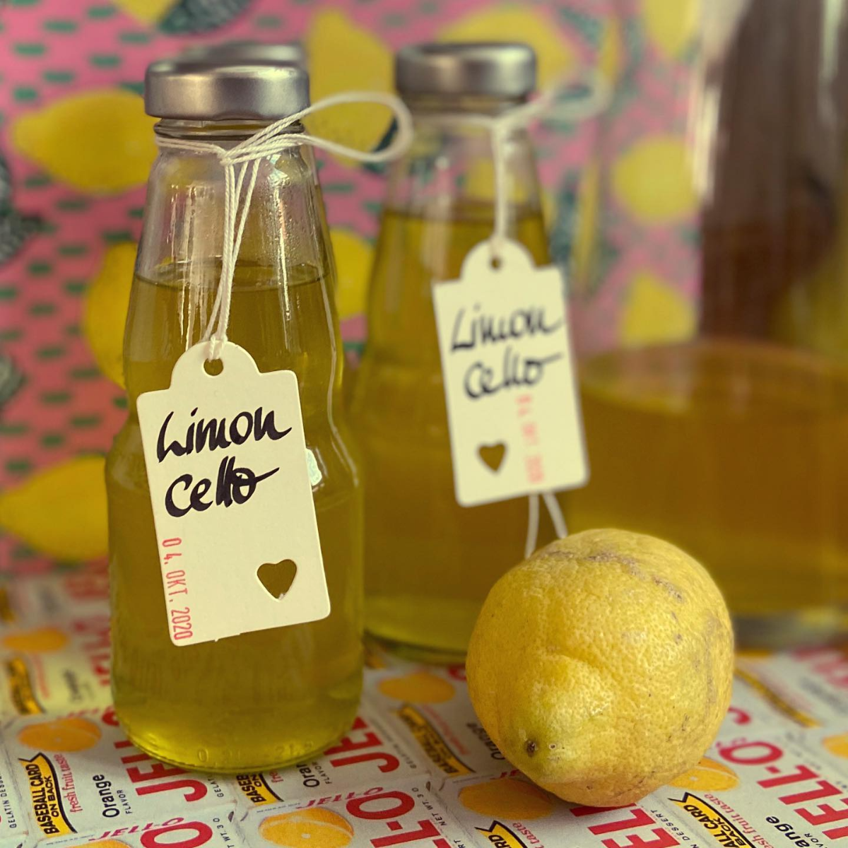 zwei flaschen mit hausgemachtem limoncello