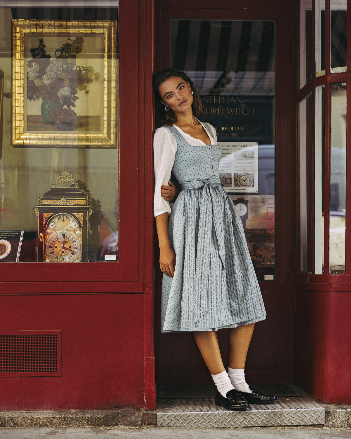 blaues trendiges dirndl dress mit halbschuhen und weißer bluse