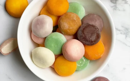 buntes mochi eis in weißer schale