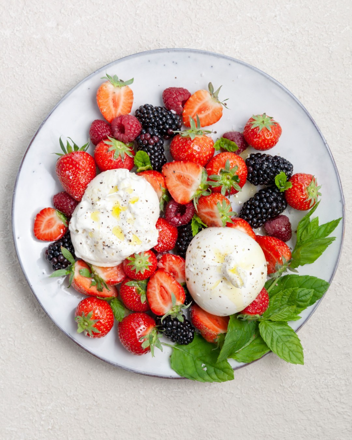 burrata salat mit beeren