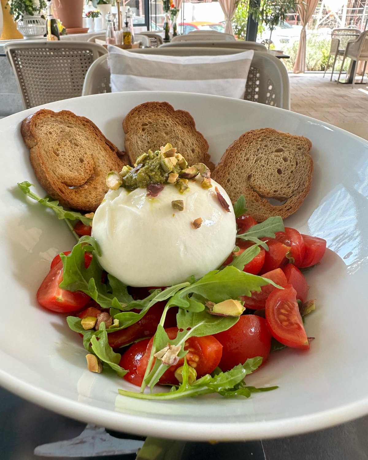 burrata salat mit bruschetta