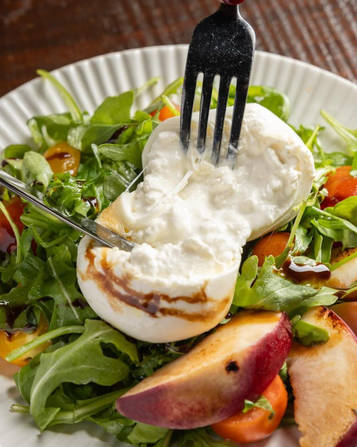 burrata im salat schneiden