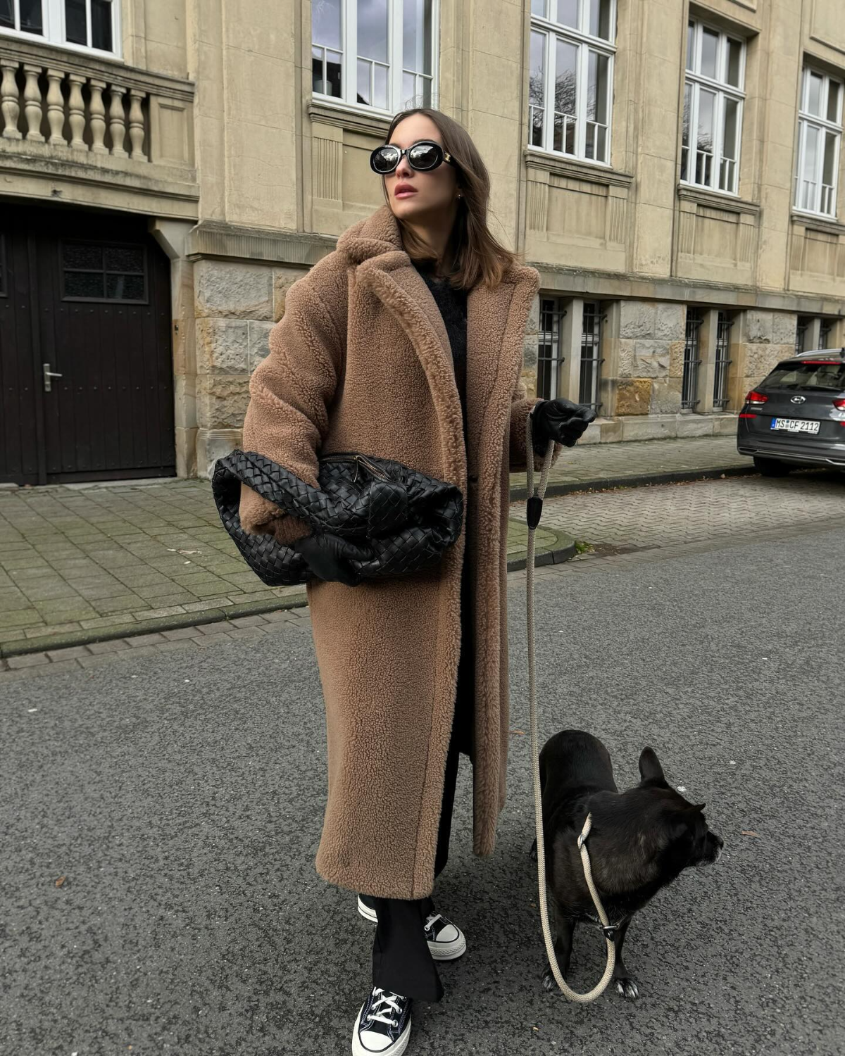 frau mit hund und teddy mantel