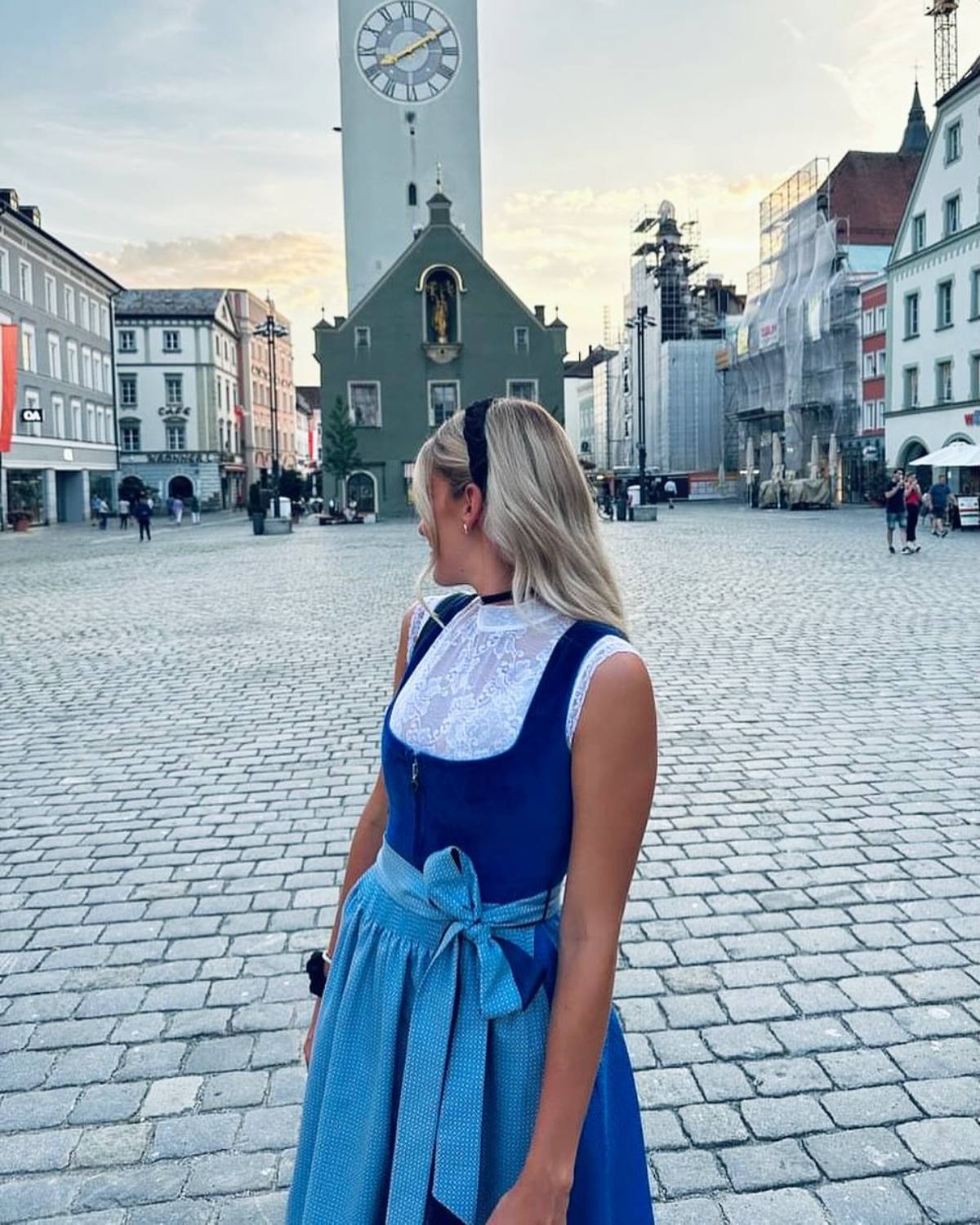 frau mit blauem dirndl und schürze