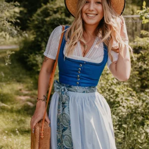 frau mit buntem dirndl dress und zubehör