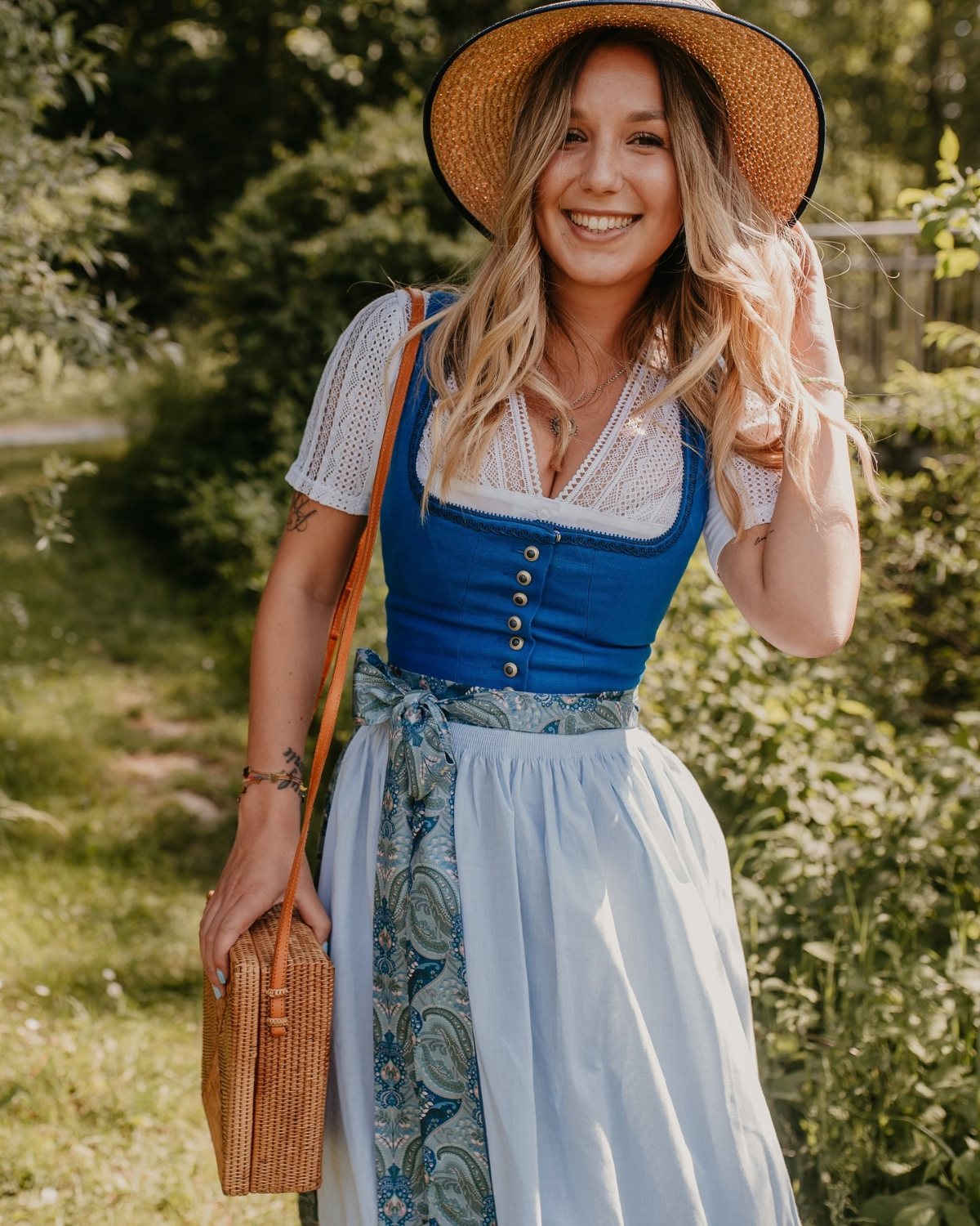 frau mit buntem dirndl dress und zubehör