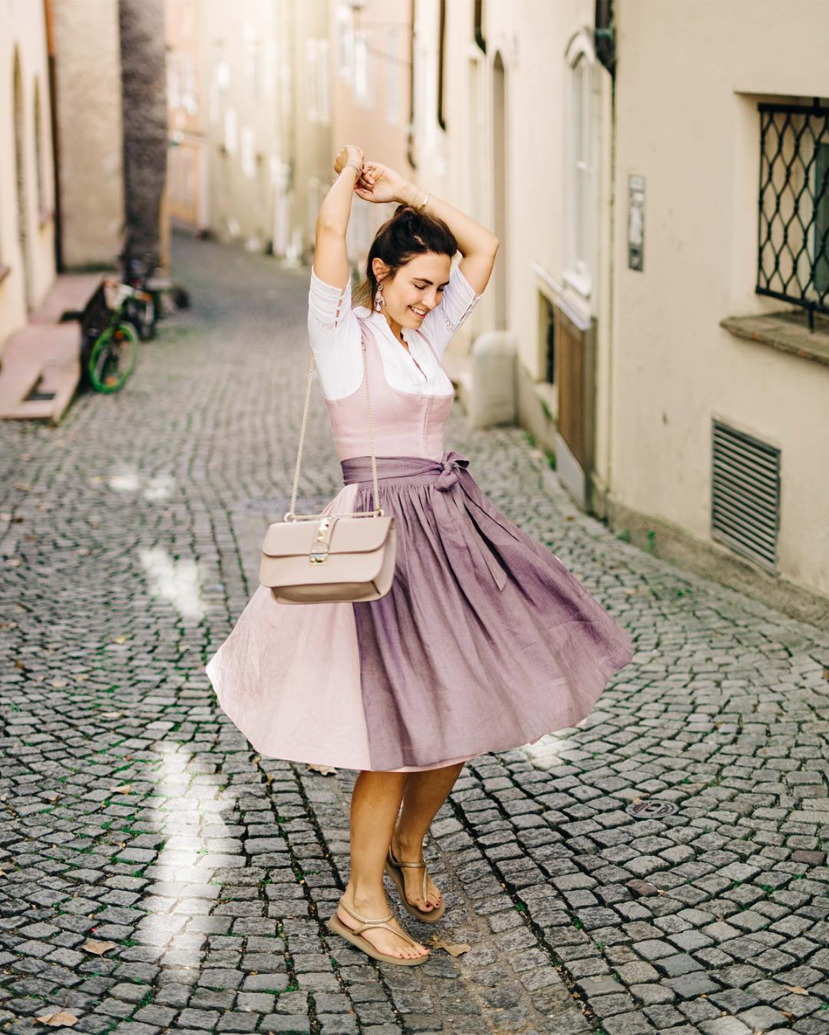 frau mit lila und weißem oktoberfest dirndl outfit 2024