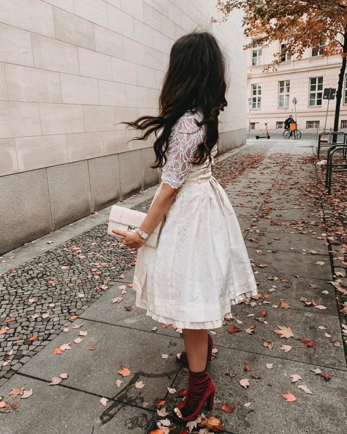 frau mit neuen schuhen für das oktoberfest