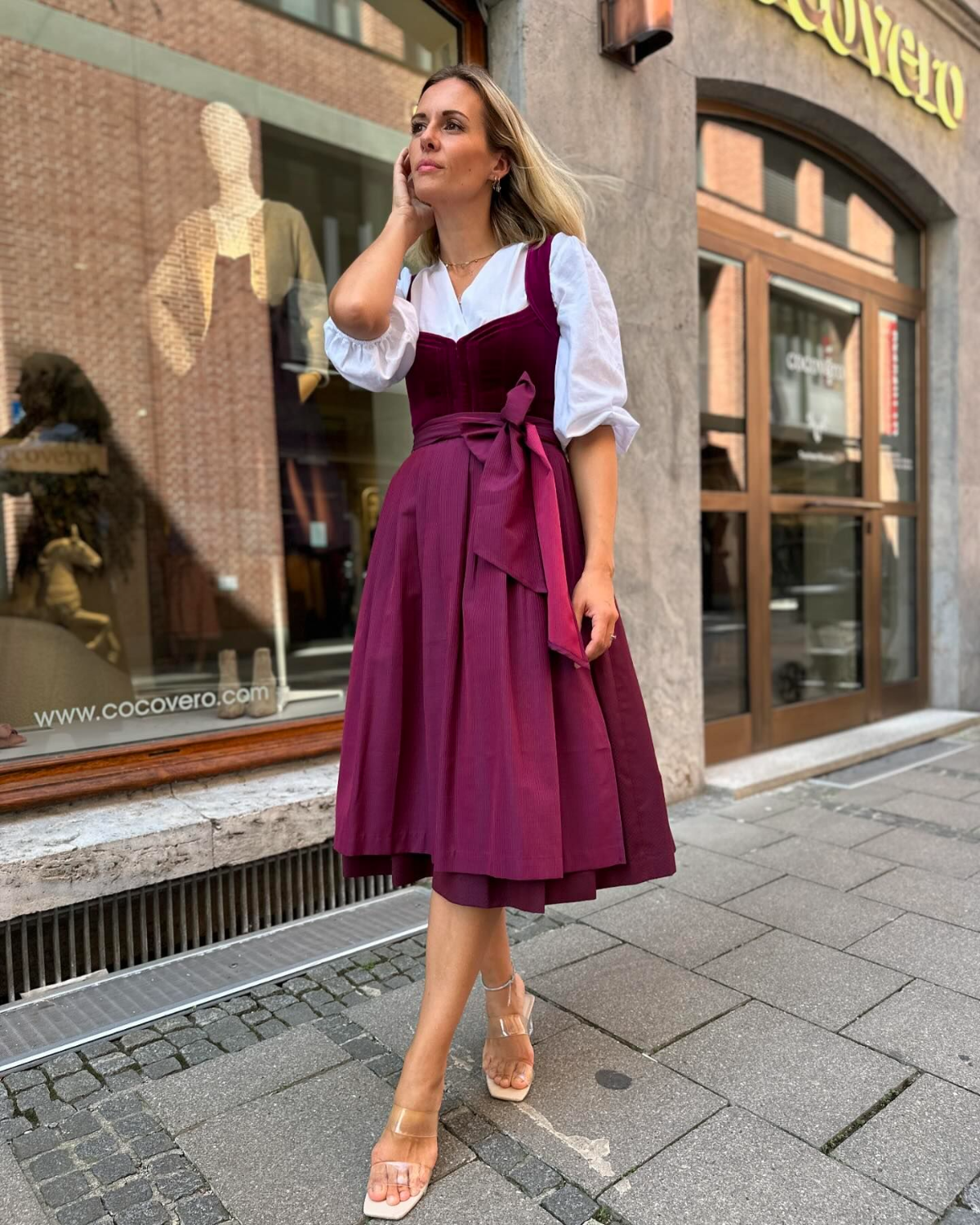 frau mit rotem dirndl dress und pumps