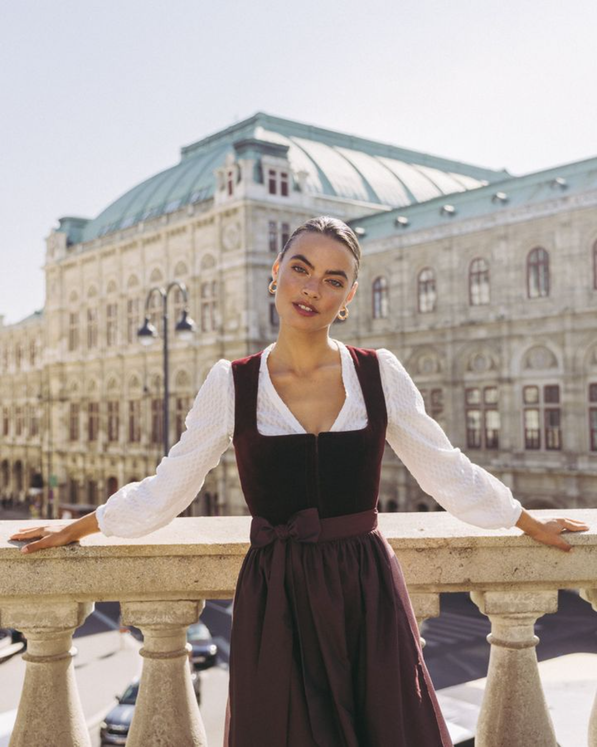 frau mit rotem samt oktoberfest outfit 2024