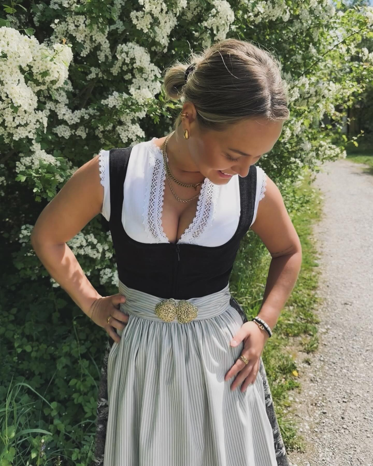 frau mit trendigem dirndl outfit lächelnd