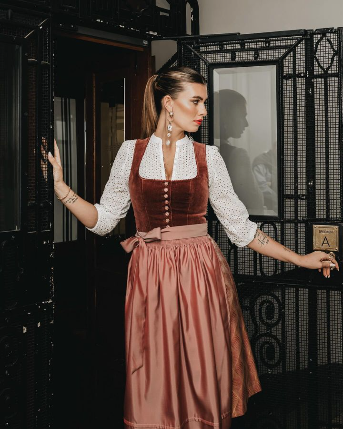 frau mit trendigem oktoberfest outfit 2024