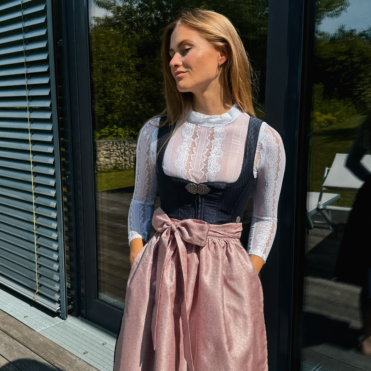 frau mit trendigem und schönem dirndl dress und bluse