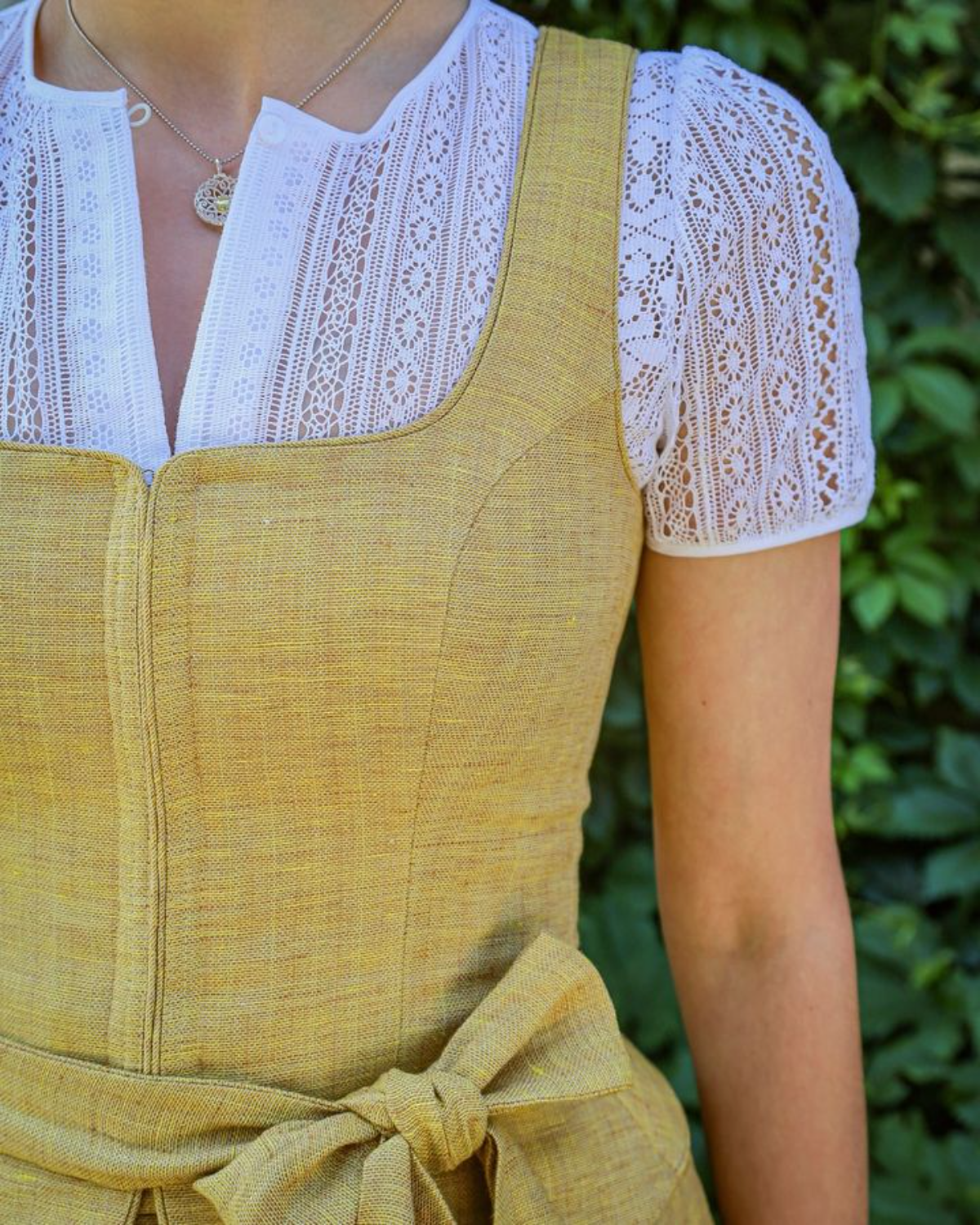 gelbes dirndl mit weißer bluse