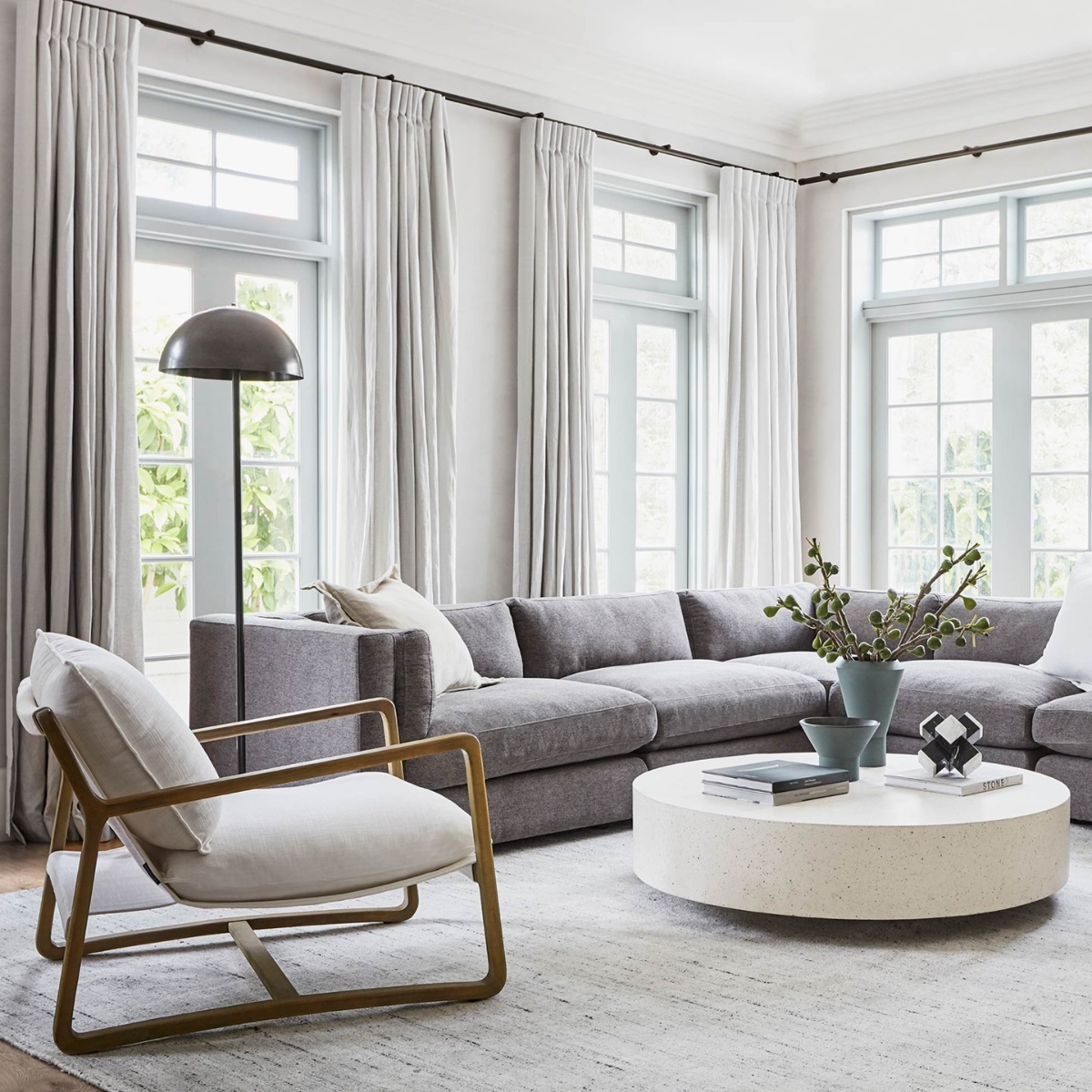 großes sofa in taupe farbe