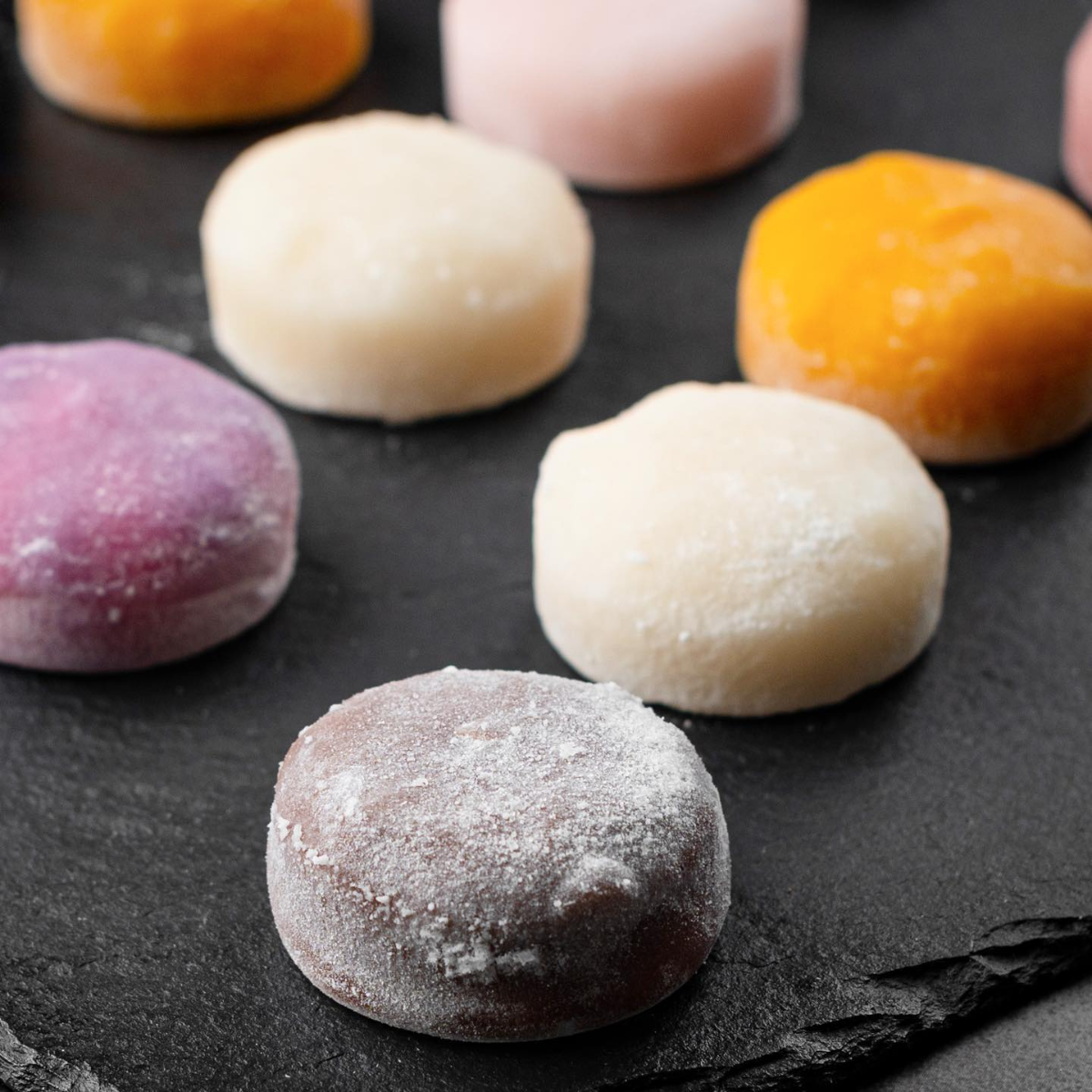 mochi eis auf schwarzem schneidebrett