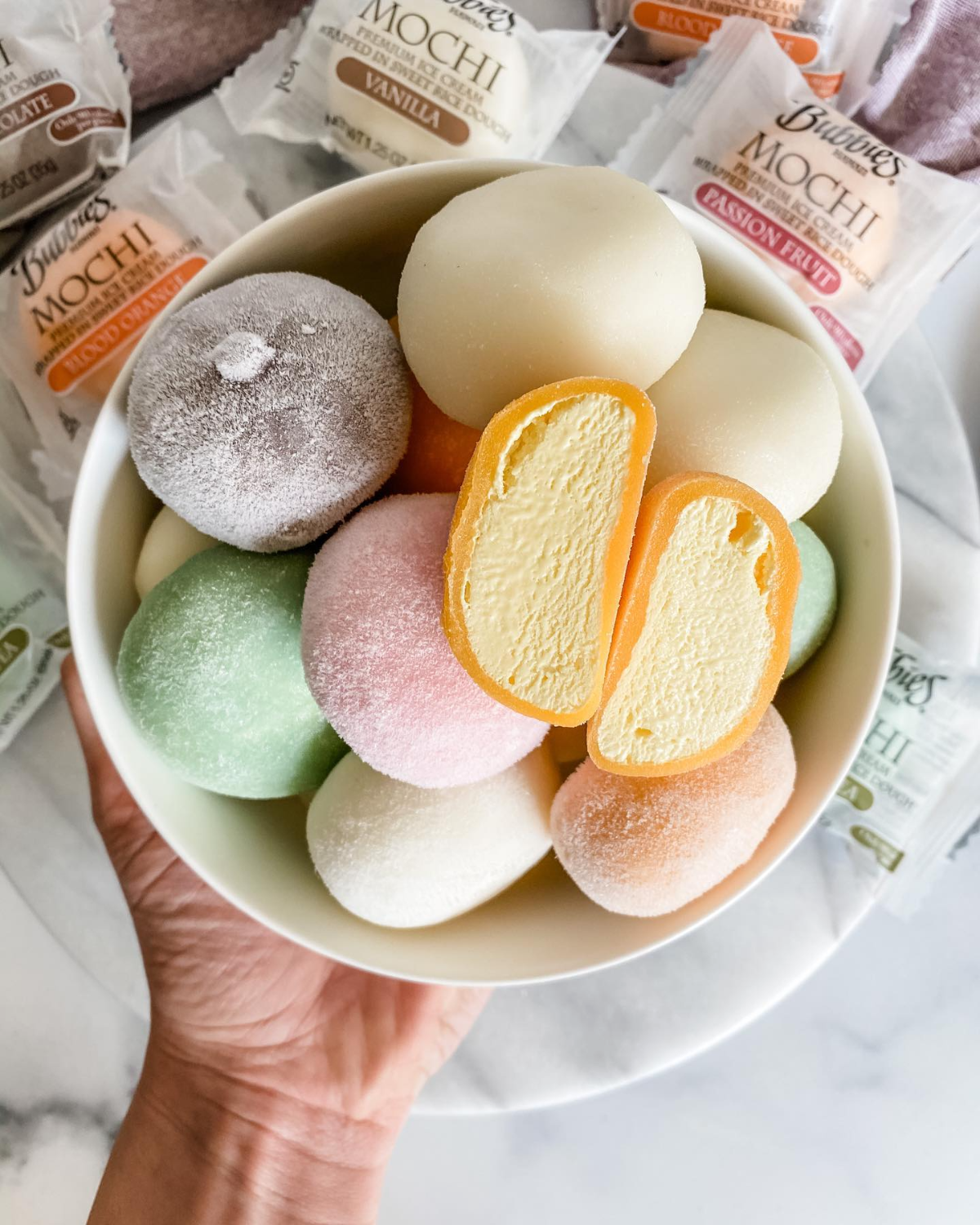 mochi eis in verschiedenen geschmacksrichtungen in weißer schale