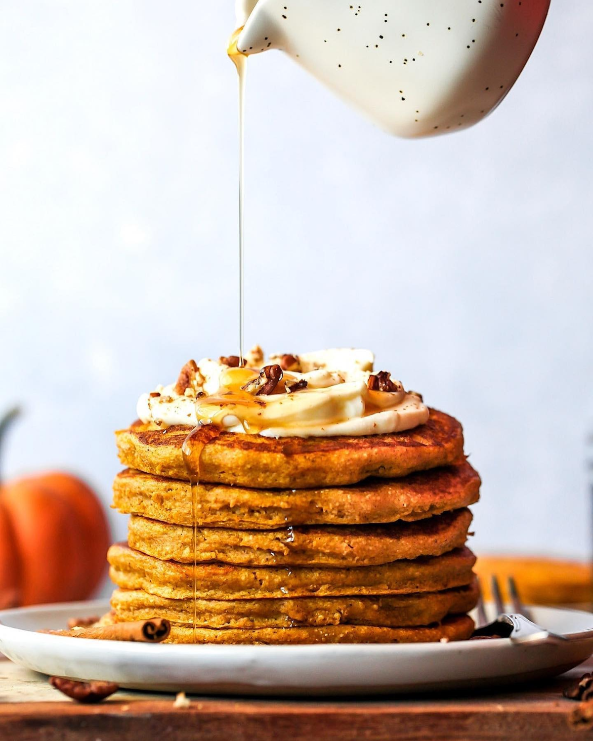 pfannkuchen mit kürbis, sirup und banane