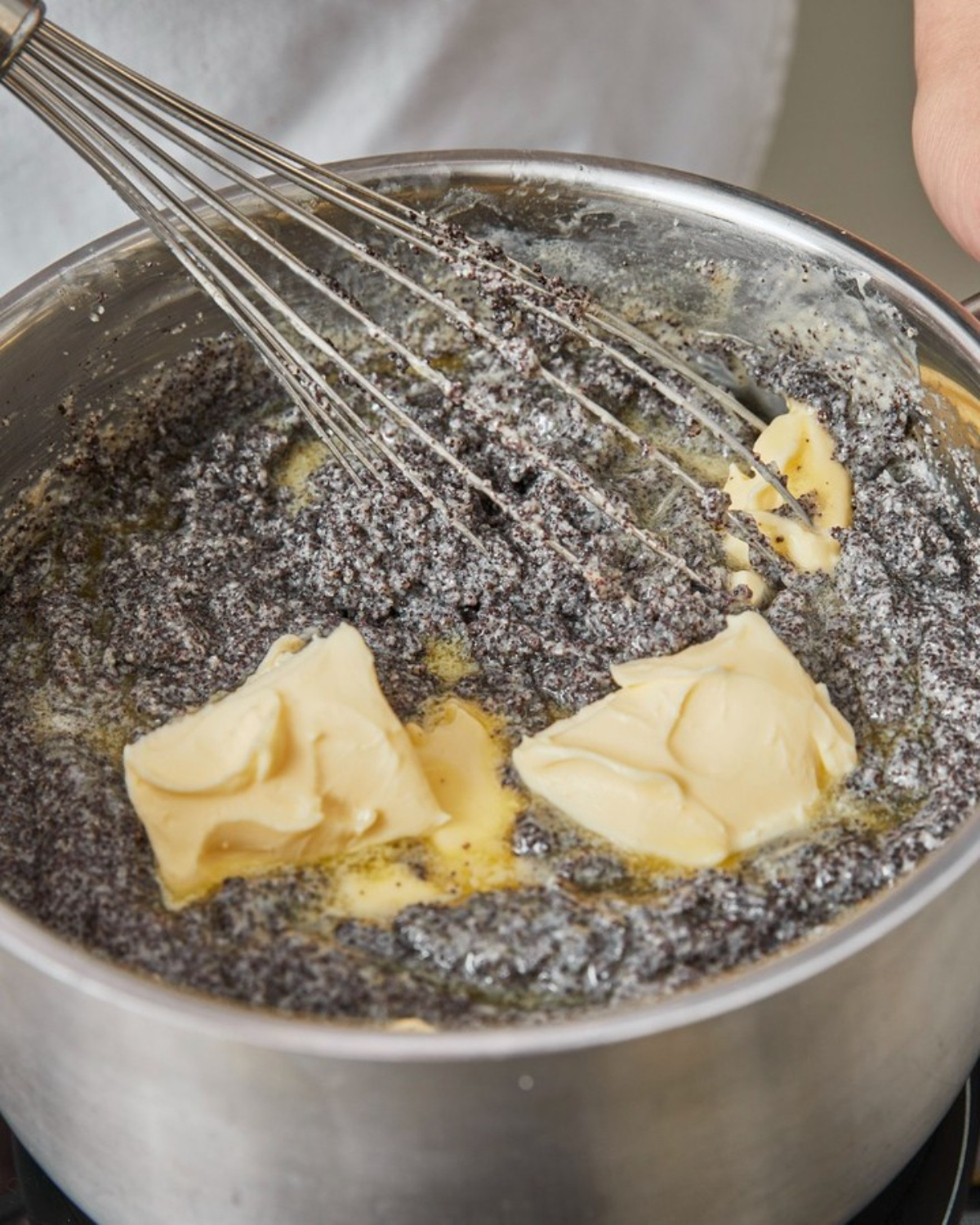 schmelzende butter mit mohnsamen