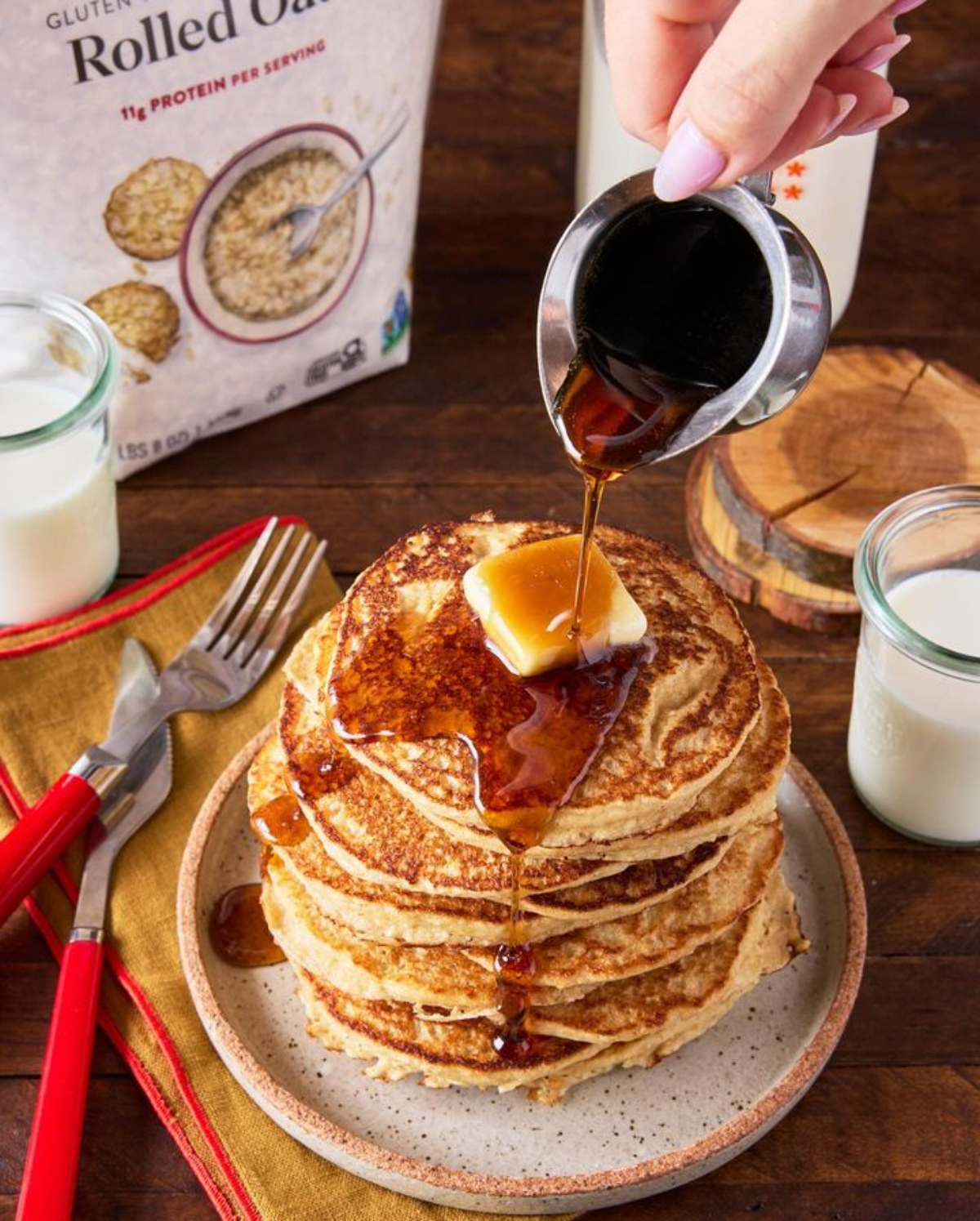 sirup über kürbispfannkuchen mit haferflocken gießen