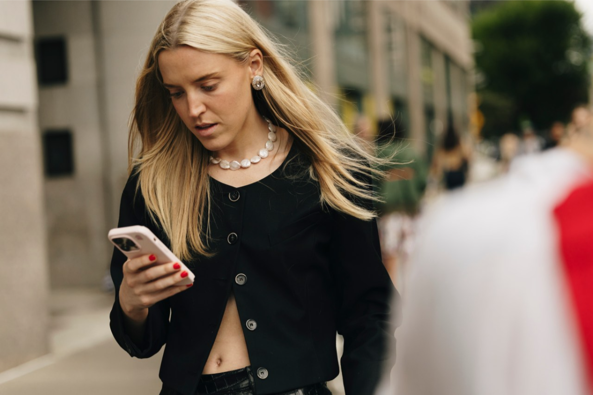 streetstyle auf der new yorker fashion week 2024 butterblond haarfarbe