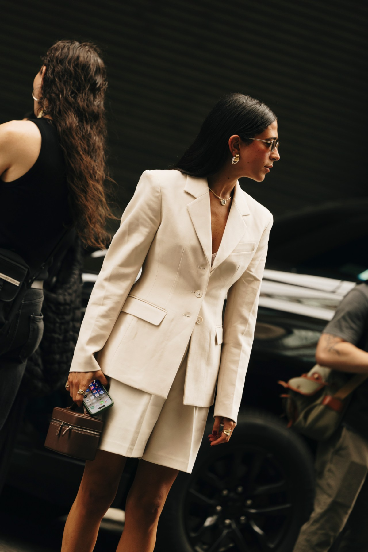 streetstyle auf der new yorker fashion week 2024 expensive brunette haarfarbe trend