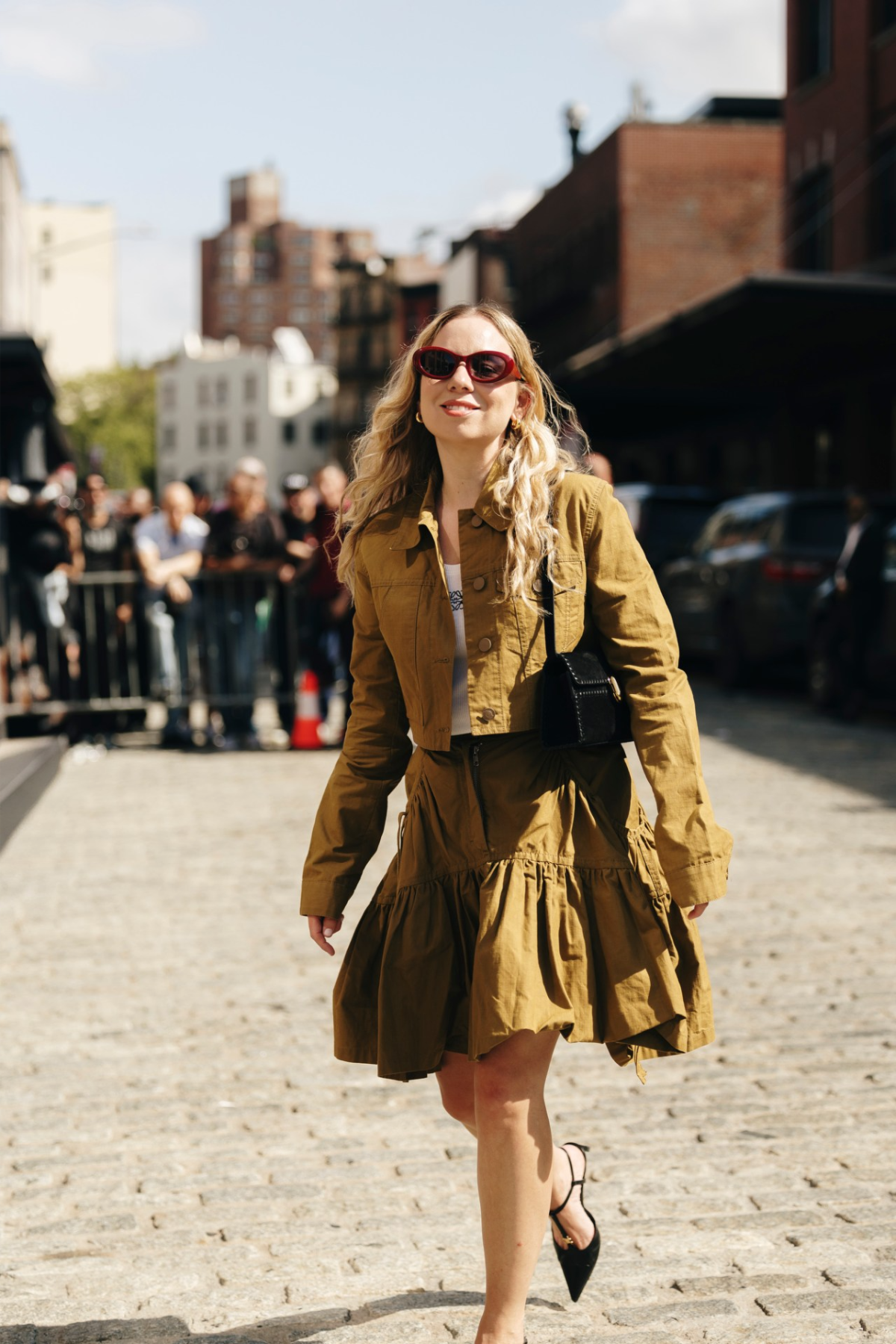 streetstyle auf der new yorker fashion week frühling 2025 messy wellen haare