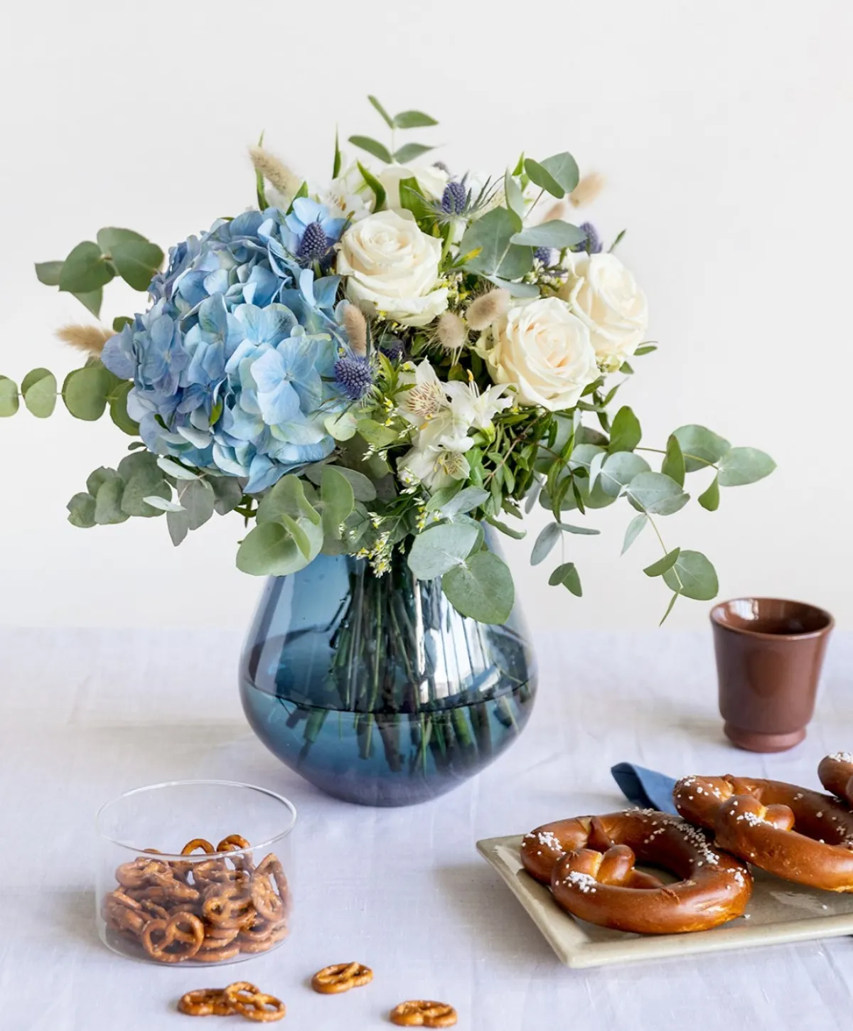 blumenstrauß in oktoberfest farben blau und weiß brezel