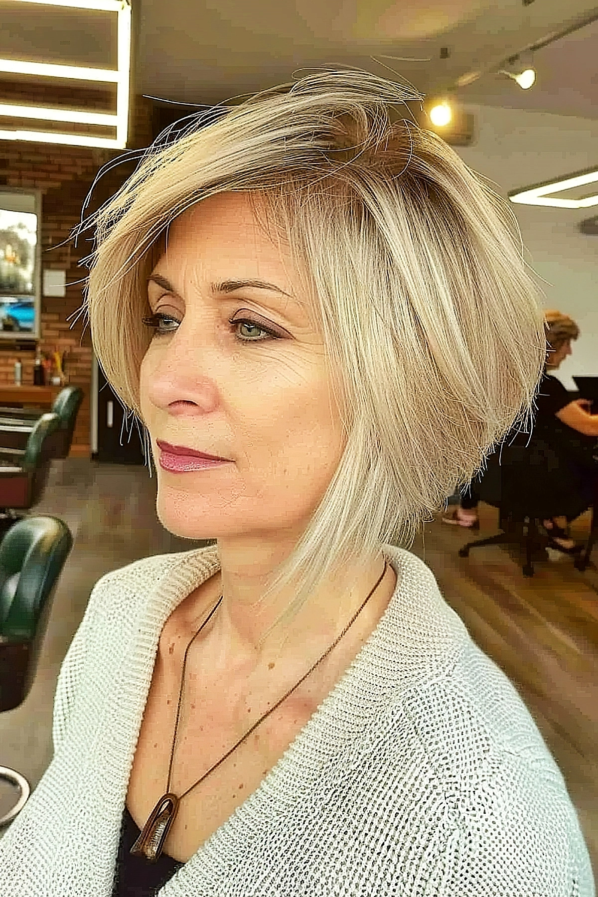 bob frisuren gestuft ab 50 dickes haar blonde haare 2024