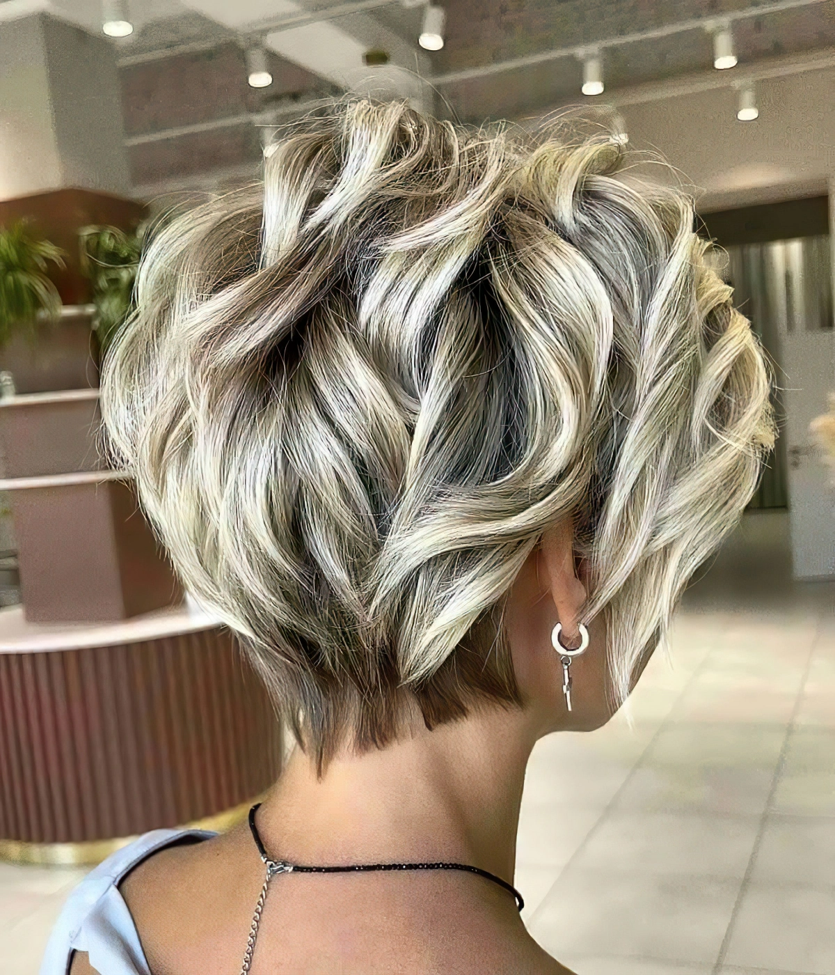 bob hinten kurz gestuft bixie pixie bob blonde strahnen lockig 