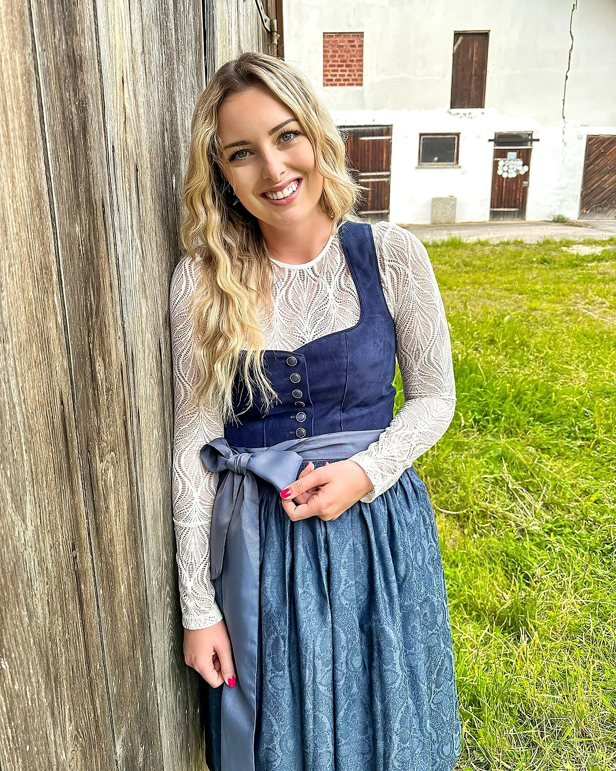 bonprix dirndl oktoberfest kleidung in weiss und blau frau bergweisstrachten 