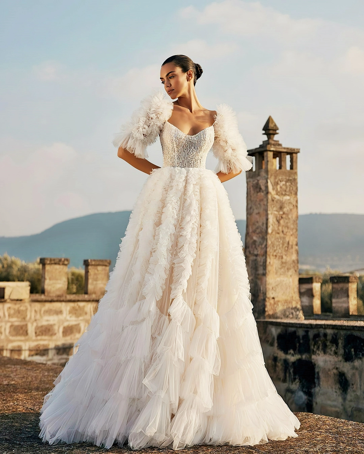 brautkleid prinzessin mit aermeln hochzeitskleid mit rueschen trends 2025 madionibridal