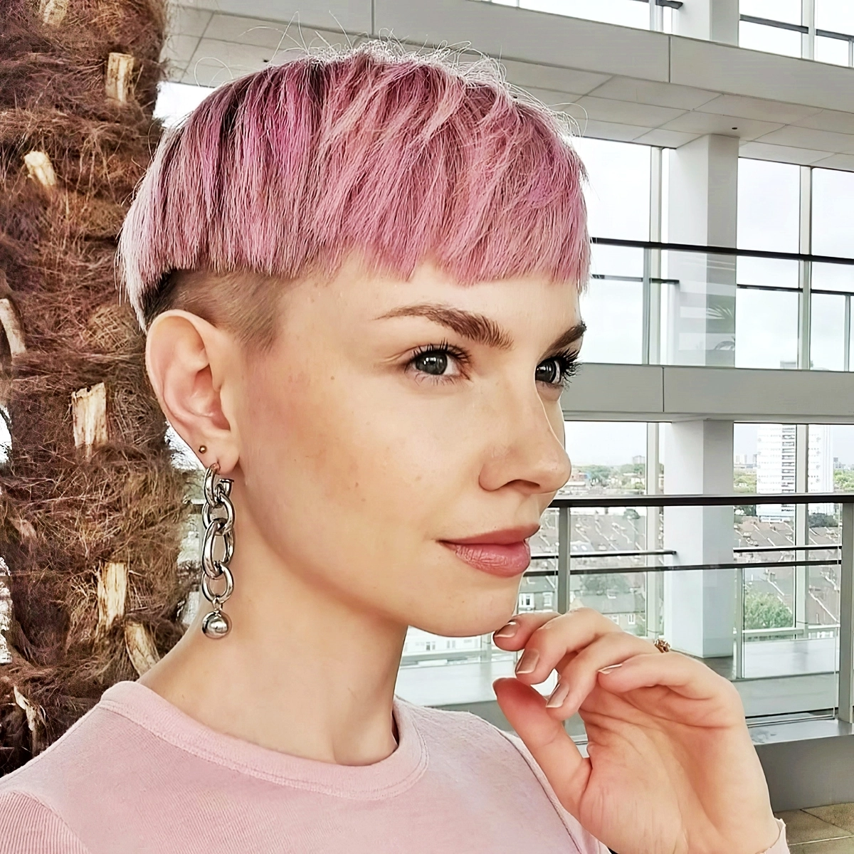 edgar cut frauen rosa haare kurzhaarschnitt mit rasierten seiten und langem deckhaar shorthairislove