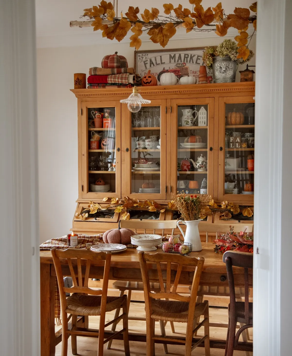 esszimmer im herbst warme töne herbstblätter kürbisse