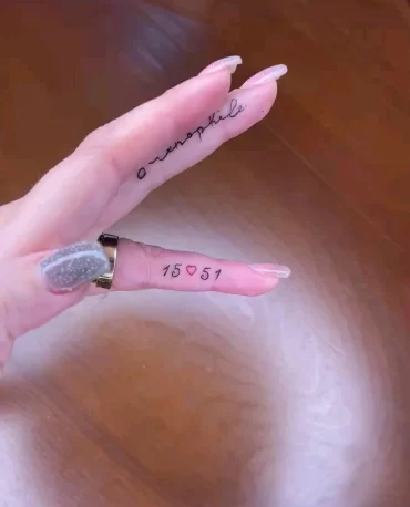 finger tattoo mit schrift und zahlen body.tattoo enc