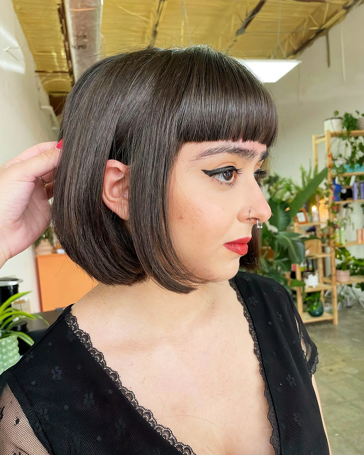 french cut frisuren 2024 frauen kurzer bob mit stumpfem pony corazonsagrado