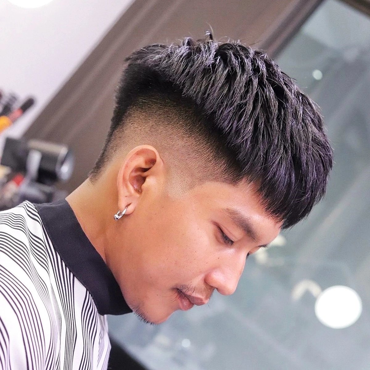 french cut maenner frisur mit langem deckhaar und kurzen seiten harisbarbershop