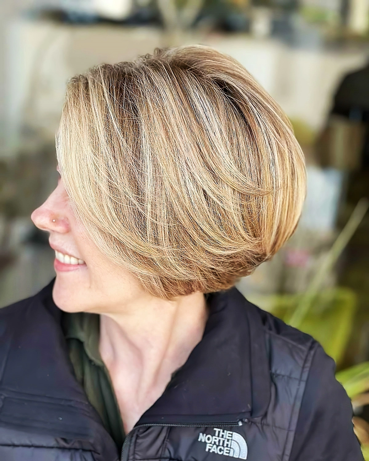 frisuren bob mittellang blonde strahnen frisuren fuer frauen ab 50 