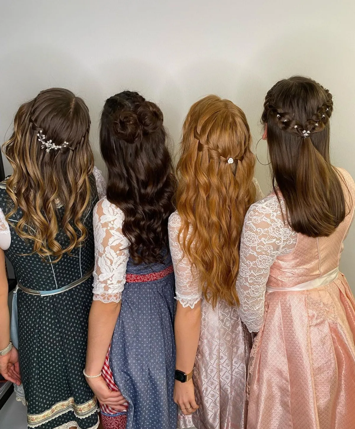 frisuren zum oktoberfest 2024 halboffene haare flechtelemente