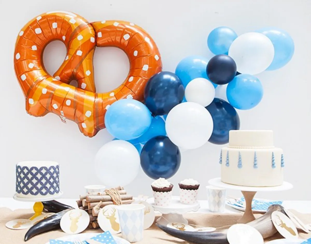 geburtstagsdeko oktoberfest thema ballons blau und weiß brezel