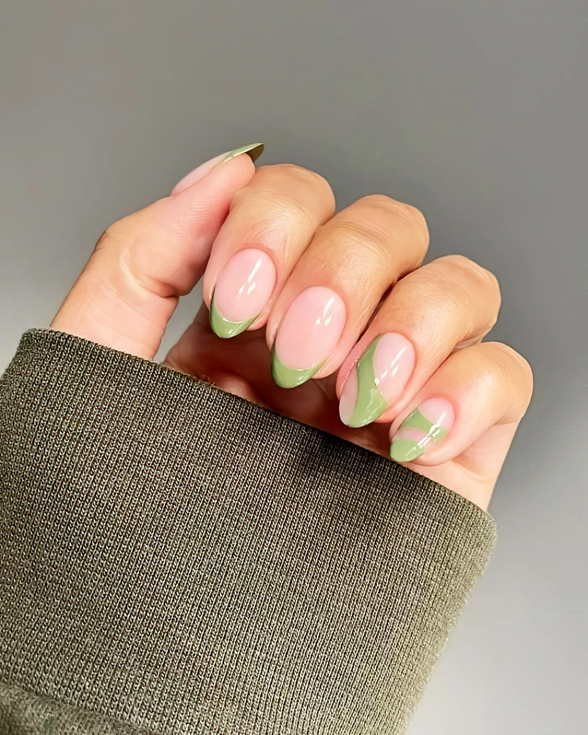 gel herbst fingernaegel pistachio nails pistazienfarbe naegel franzoesische manikure iramshelton