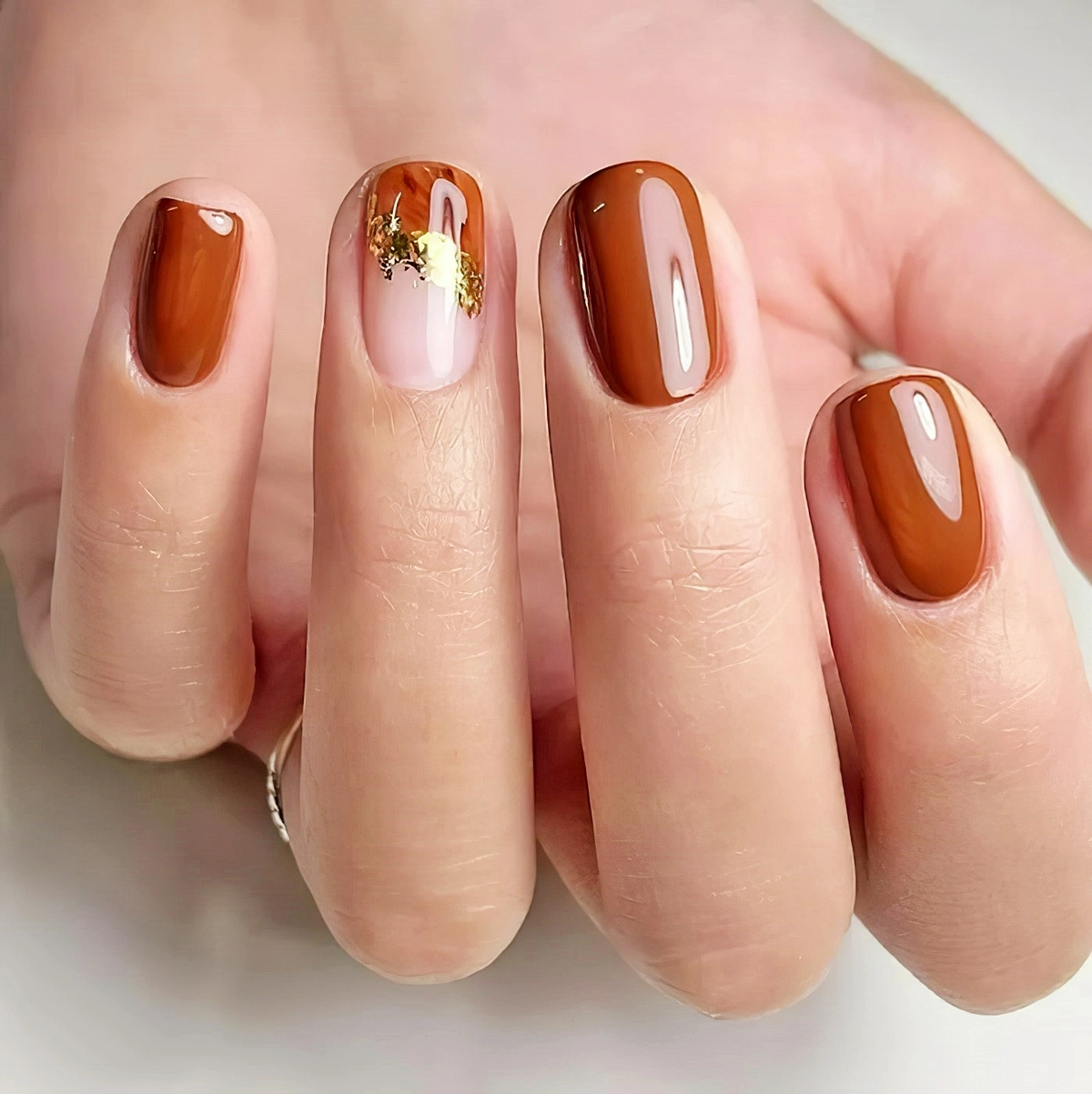 gelnaegel herbst kurzes nageldesign in braun und gold soulinailsxo